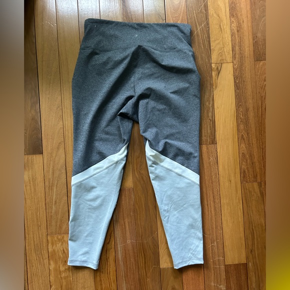 Old Navy Active Leggings - Picture 2 of 7